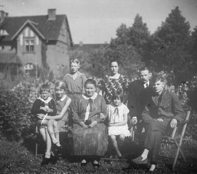 Familie im Garten des Johannesstiftes ca.1926