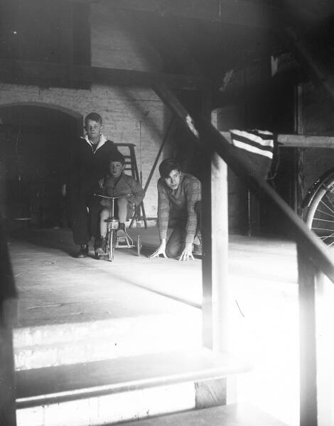 Hellmut, G&uuml;nter, Emil auf dem Dachboden ca.1926
