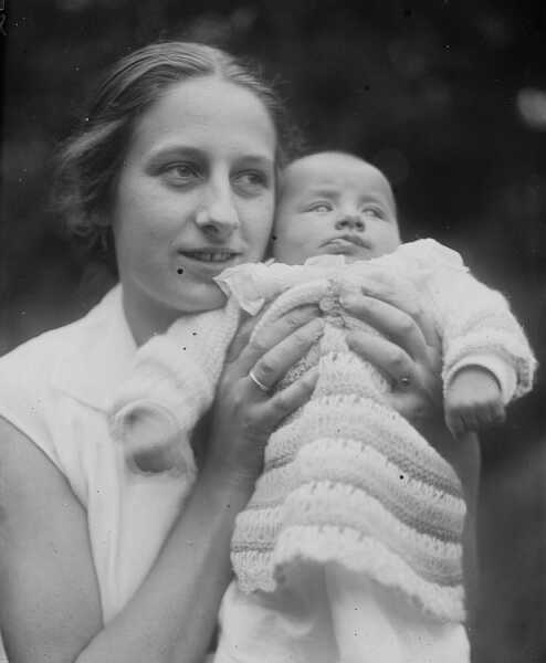Irene mit Tochter ca.1926