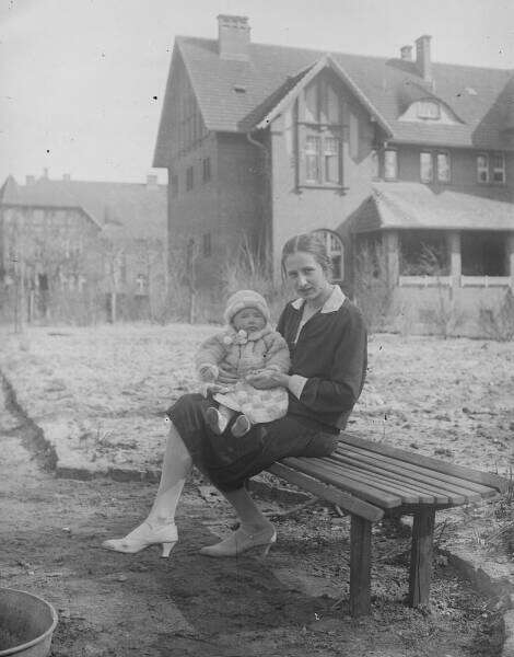 Irene mit Tochter ca.1926