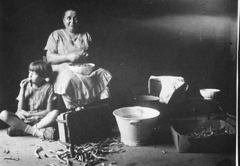 Anna und Martha auf dem Dachboden ca.1927