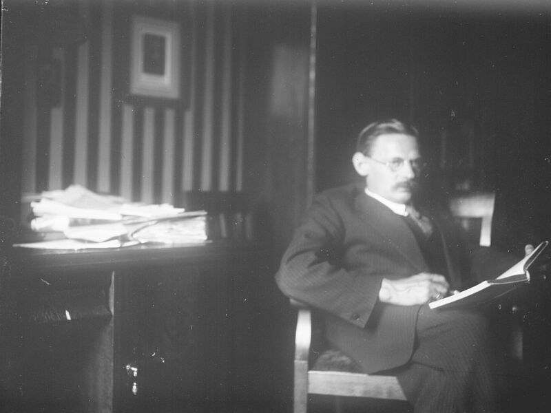 Emil K. Hartwig in seinem Arbeitszimmer ca.1927