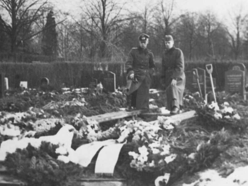 Hellmut und Emil am Grab E.K.Hartwig Jan.1943