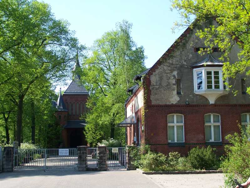 Kapelle und Verwaltungsgebäude - Waldfriedhof Oberschöneweide
